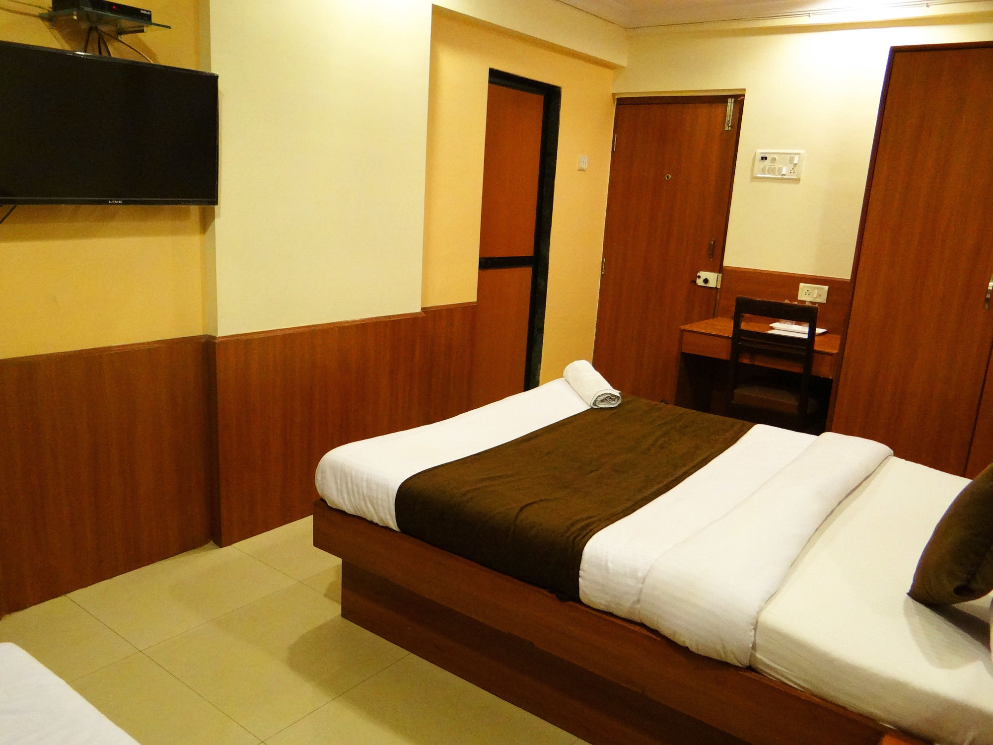 Lucky Hotel Goregaon Mumbai Eksteriør bilde