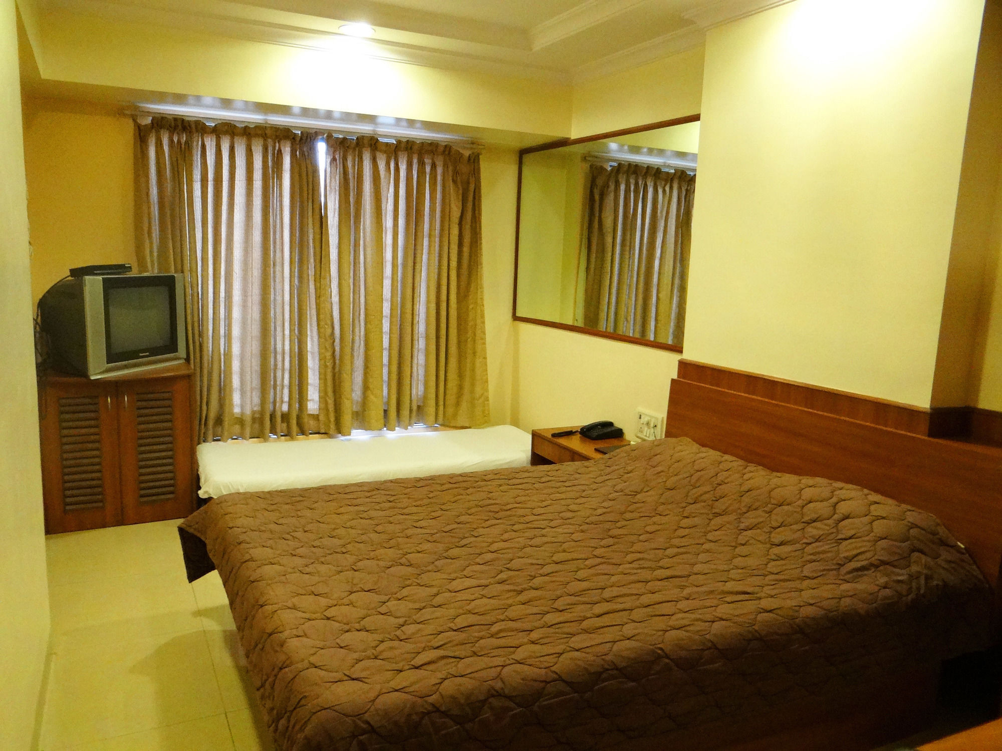 Lucky Hotel Goregaon Mumbai Eksteriør bilde