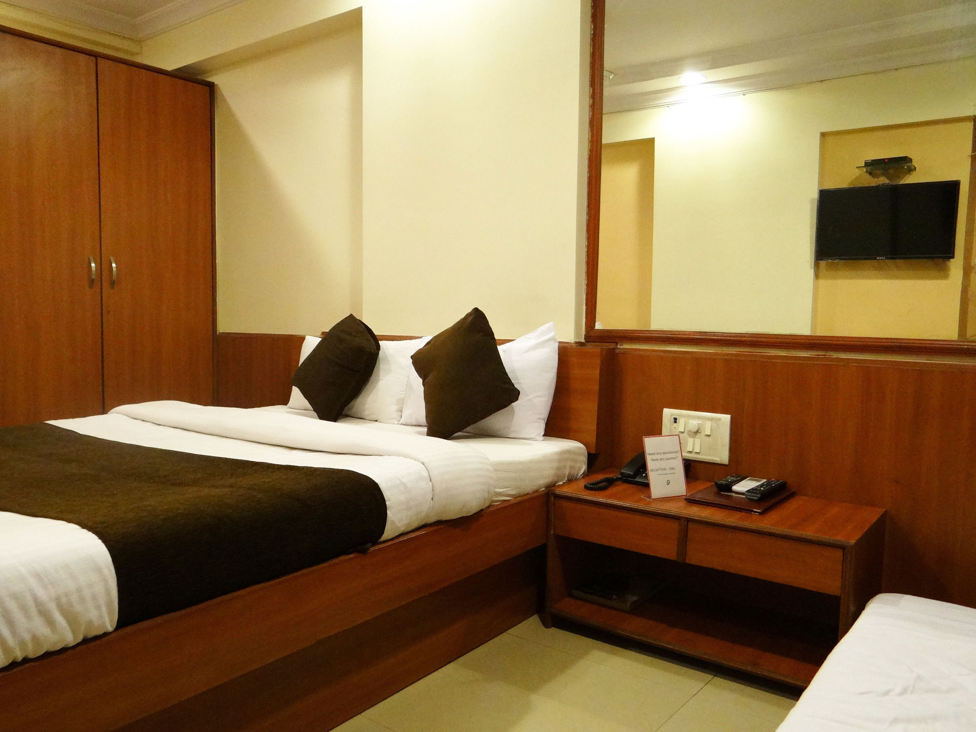 Lucky Hotel Goregaon Mumbai Eksteriør bilde
