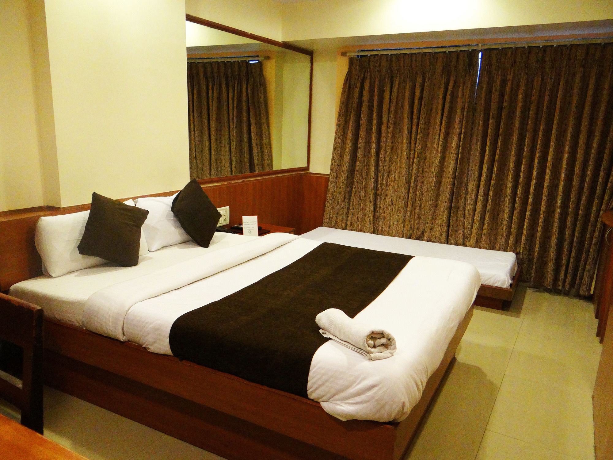 Lucky Hotel Goregaon Mumbai Eksteriør bilde